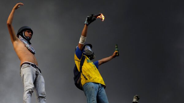 Participantes de las protestas contra el presidente Nicolás Maduro en Caracas, Venezuela - Sputnik Mundo