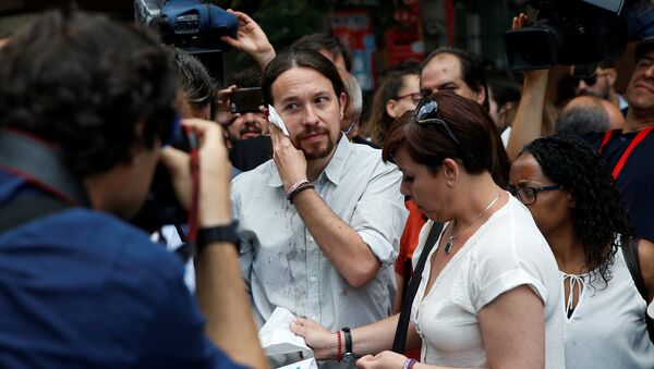 Pablo Iglesias, líder de Podemos, limpiandose la cara tras recibir el impacto de un huevo - Sputnik Mundo