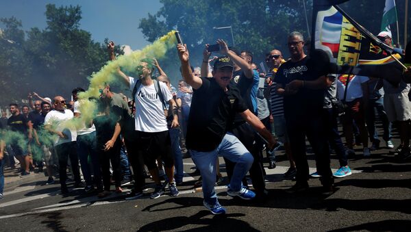Taxistas protestando en Madrid, España - Sputnik Mundo