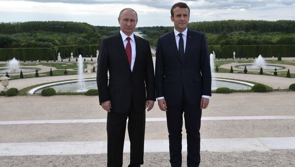 Vladímir Putin, presidente de Rusia, y Emmanuel Macron, presidente de Francia - Sputnik Mundo
