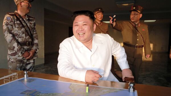 Kim Jong-Un sonriendo - Sputnik Mundo