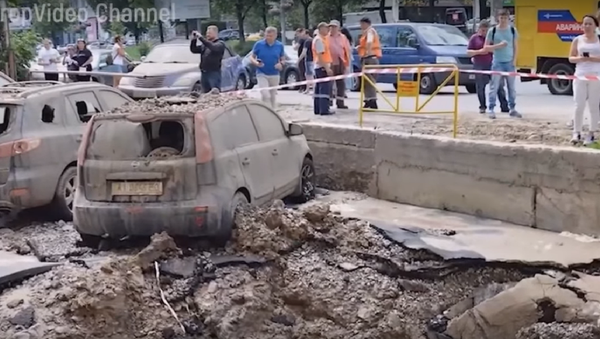El momento exacto de la gran explosión tras la rotura de una tubería en Kiev - Sputnik Mundo