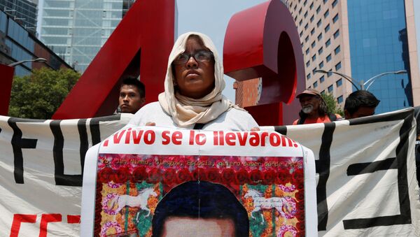 Familiar de uno de los 43 estudiantes desaparecidos en Ayotzinapa  - Sputnik Mundo