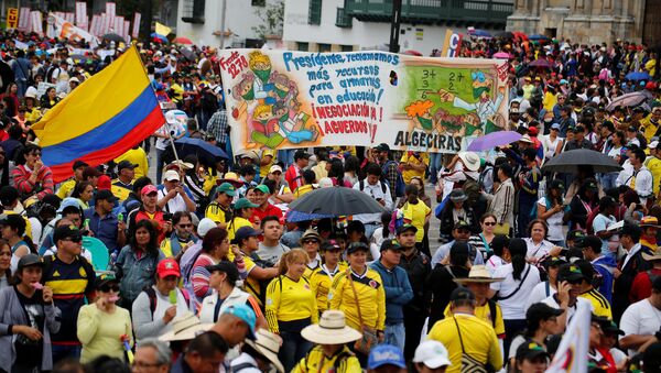 Manifestación de maestros en Bogotá - Sputnik Mundo