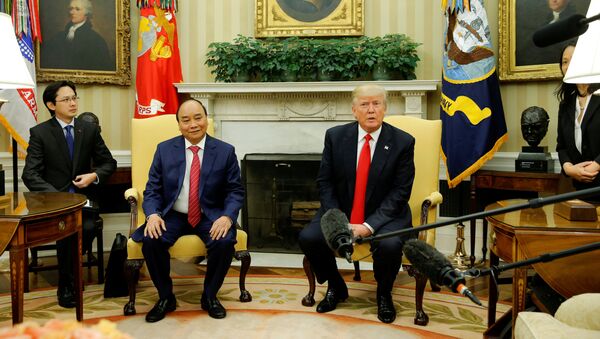 Primer ministro de Vietnam, Nguyen Xuan Phuc, y presidente de EEUU, Donald Trump - Sputnik Mundo