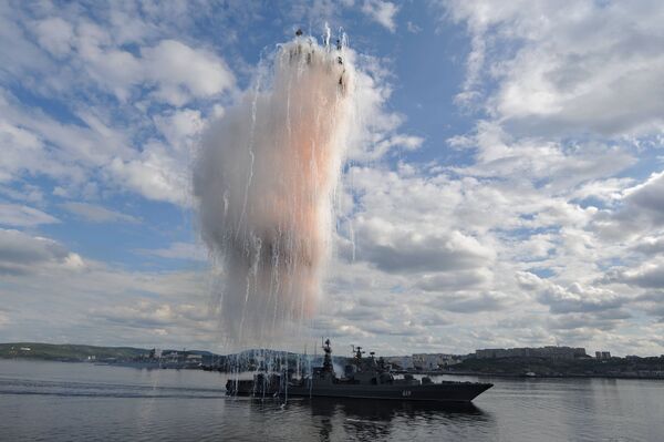 Большой противолодочный корабль Североморск во время праздничного парада в День ВМФ РФ в Североморске - Sputnik Mundo