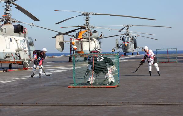 Военнослужащие играют в хоккей на роликовых коньках на палубе тяжелого авианесущего крейсера Адмирал Кузнецов в Средиземном море - Sputnik Mundo