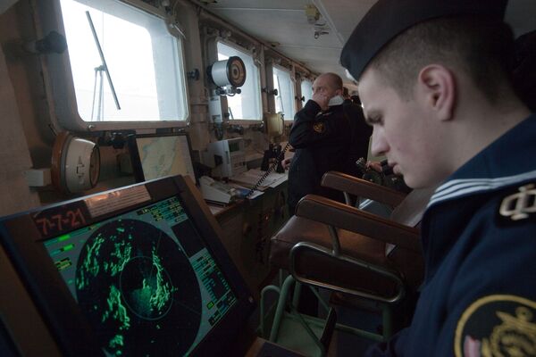 Матрос большого противолодочного корабля Вице-адмирал Кулаков следит за показаниями радара на капитанском мостике судна - Sputnik Mundo