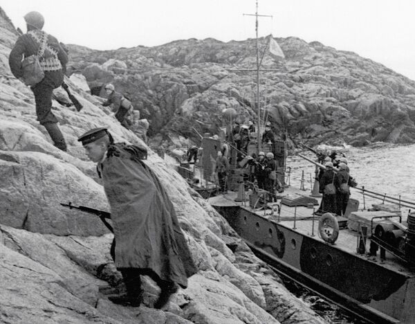 Десант моряков Северного флота высаживается на берег, занятый немцами, во время Великой Отечественной войны - Sputnik Mundo