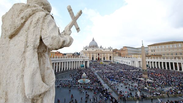 Pope Francis leads the Easter mass in Saint Peter's Square at the Vatican April 16, 2017 - Sputnik Mundo