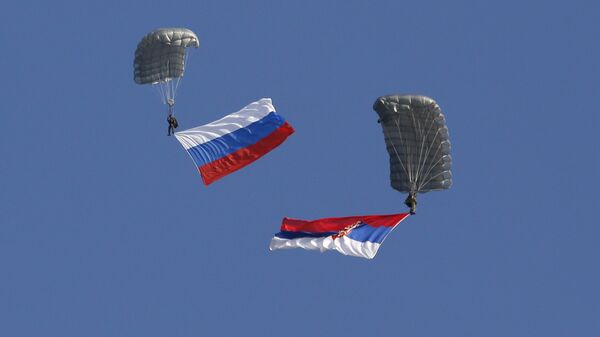 Banderas de Rusia y Serbia (imagen referencial) - Sputnik Mundo