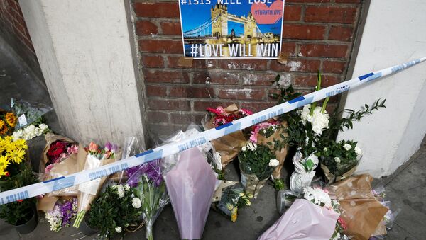 Las flores en homenaje a las víctimas del atentado en Londres - Sputnik Mundo