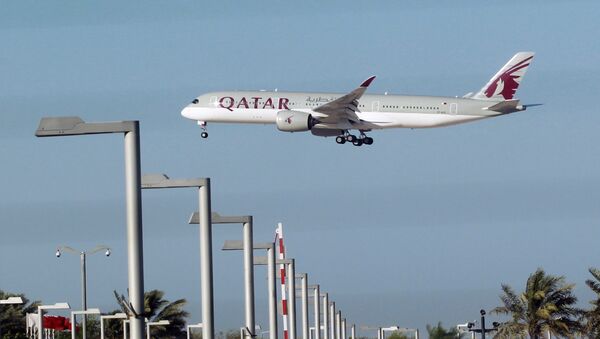 Un avión de Qatar Airways en Doha - Sputnik Mundo
