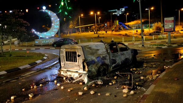 El coche de la policía quemado en Kafr Qasem, Israel - Sputnik Mundo