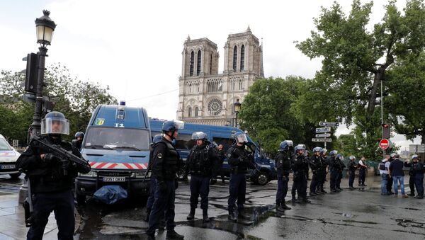 La policía francesa en la plaza de Notre Dame en París tras el ataque - Sputnik Mundo