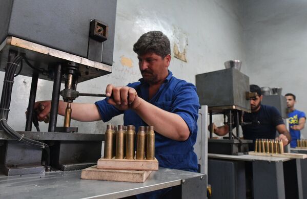 Producción de proyectiles en una planta militar en Siria - Sputnik Mundo