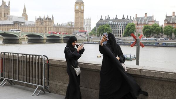Dos mujeres musulmanas cerca del Parlamento en Londres, Reino Unido - Sputnik Mundo