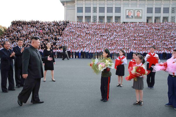 Kim Jong-un y los niños coreanos - Sputnik Mundo