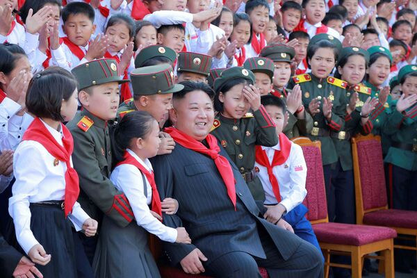 Kim Jong-un y los niños coreanos - Sputnik Mundo