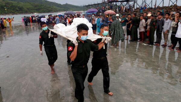 Militares llevan el cuerpo de una de las víctimas del avión estrellado en Birmania - Sputnik Mundo