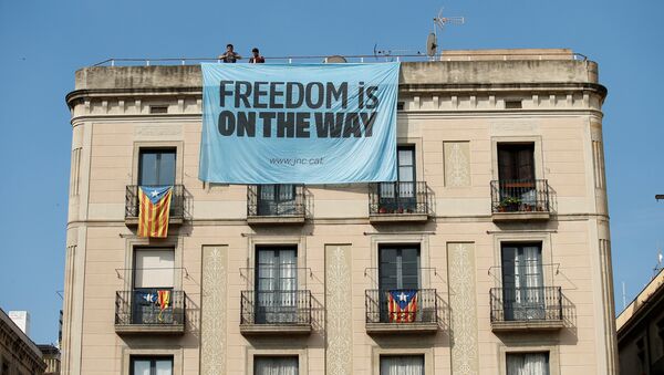 Banderas independentistas catalanas en Barcelona, España - Sputnik Mundo