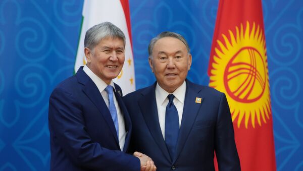 El presidente de Kirguistán, Almazbek Atambáev, y el presidente de Kazajistán, Nursultán Nazarbaev - Sputnik Mundo