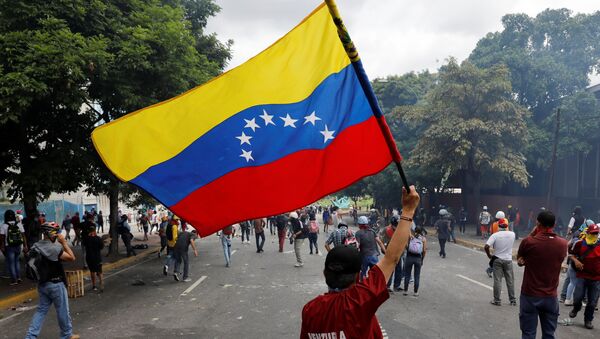 Un manifestante con la bandera de Venezuela (archivo) - Sputnik Mundo