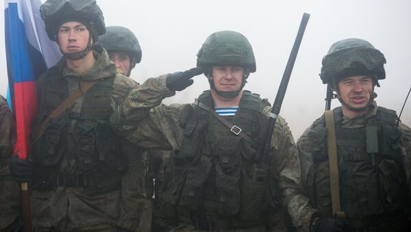 Soldados durante las maniobras conjuntas Hermandad Eslava 2016 - Sputnik Mundo