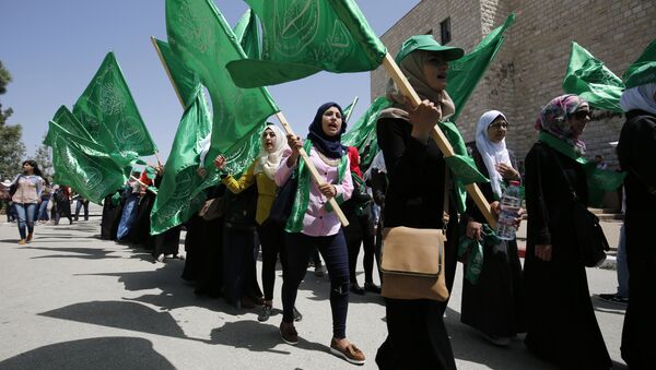 Los estudiantes con las banderas de Hamás (archivo) - Sputnik Mundo