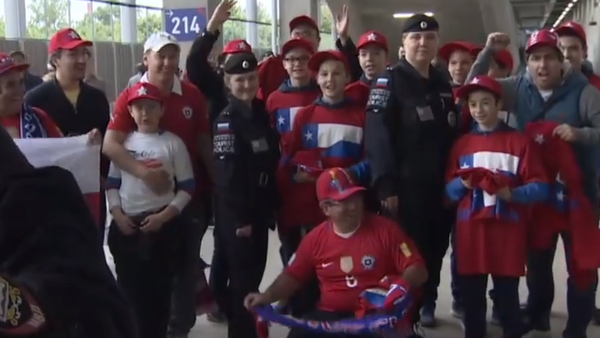 Niños futbolistas rusos reciben a hinchas chilenos en Moscú - Sputnik Mundo
