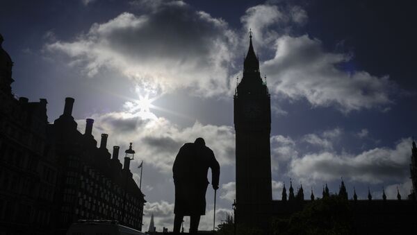 A statue of former British Prime Minister Winston Churchill silhouettes in front of the Houses of Parliament the day after Britain's national elections in London, Friday, June 9, 2017. - Sputnik Mundo