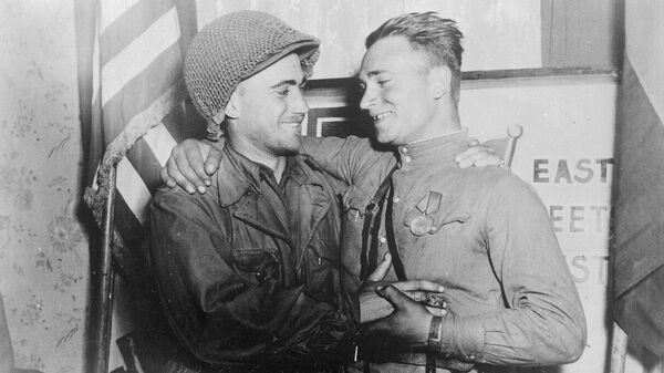 El teniente estadounidense William Robertson y el teniente soviético Alexandr Silvashko - Sputnik Mundo