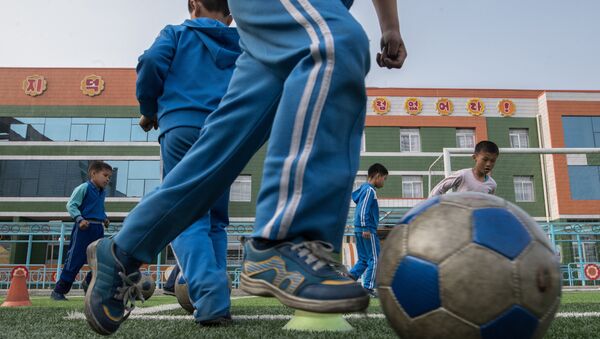 Niños norcoreanos juegan al fútbol - Sputnik Mundo