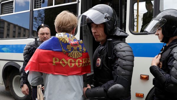 Se celebran manifestaciones contra la corrupción en Moscú el Día de Rusia - Sputnik Mundo