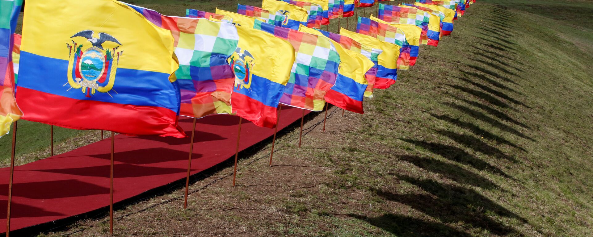Ecuador flags flutter during a traditional ceremony for Ecuador's President - Sputnik Mundo, 1920, 24.03.2021