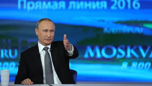 Vladímir Putin, presidente de Rusia, durante la línea directa de 2016 (archivo) - Sputnik Mundo