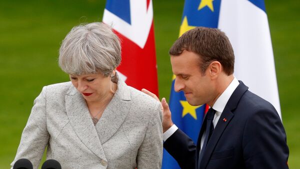 Theresa May, primera ministra del Reino Unido, y Emmanuel Macron, presidente de Francia - Sputnik Mundo