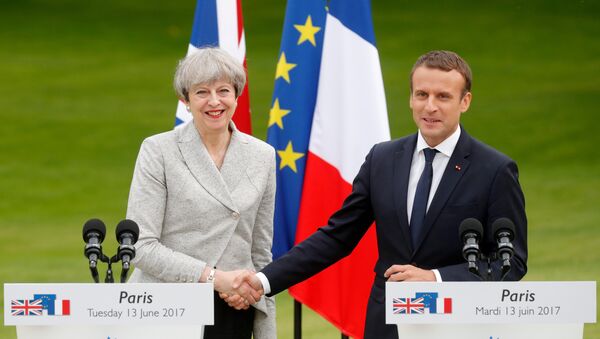 Primera ministra del Reino Unido, Theresa May, y presidente de Francia, Emmanuel Macron - Sputnik Mundo