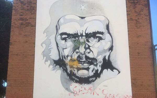 Mural de Ricardo Carpani en homenaje al Che Guevara, en la Plaza de la Cooperación, Rosario, Argentina. - Sputnik Mundo