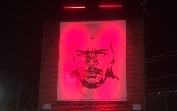 Mural iluminado en homenaje al revolucionario Che Guevara, en Rosario, Argentina. - Sputnik Mundo