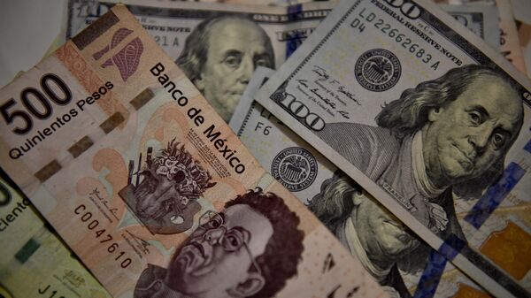 Peso mexicano y dólar estadounidense (archivo) - Sputnik Mundo