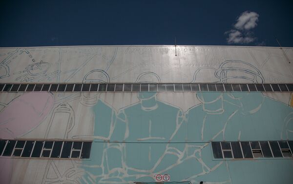 El mural más grande del mundo en la fachada del complejo industrial Stan-5000 - Sputnik Mundo