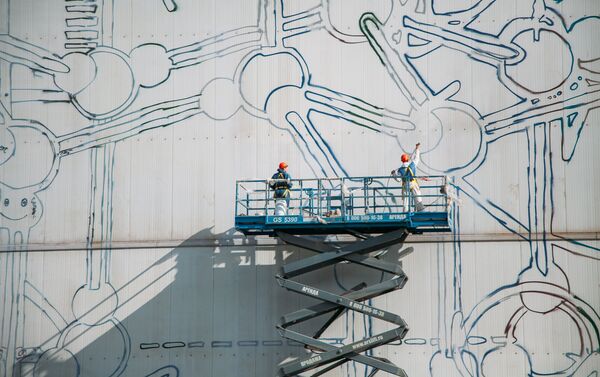 El mural más grande del mundo en la fachada del complejo industrial Stan-5000 - Sputnik Mundo