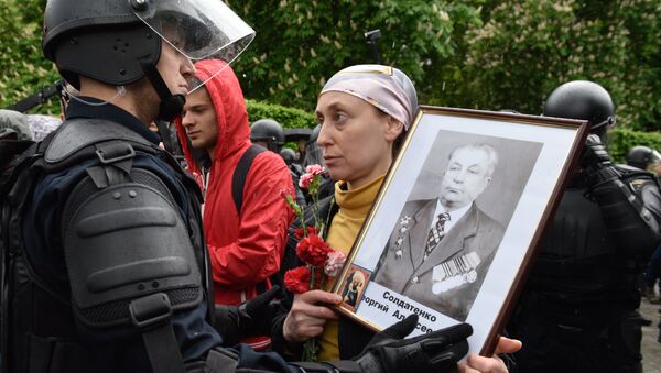 Choques durante el Regimiento Inmortal en Kiev - Sputnik Mundo