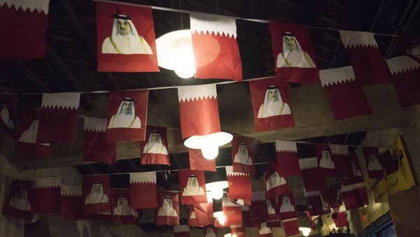 Banderas de Catar con la imagen del emir Tamim bin Hamad Thani - Sputnik Mundo