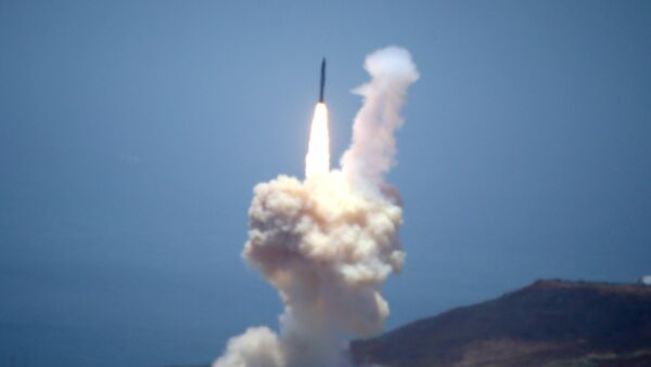 Elemento del sistema de defensa contra misiles balísticos de Estados Unidos se lanza durante una prueba en la Base Aérea de Vandenberg - Sputnik Mundo