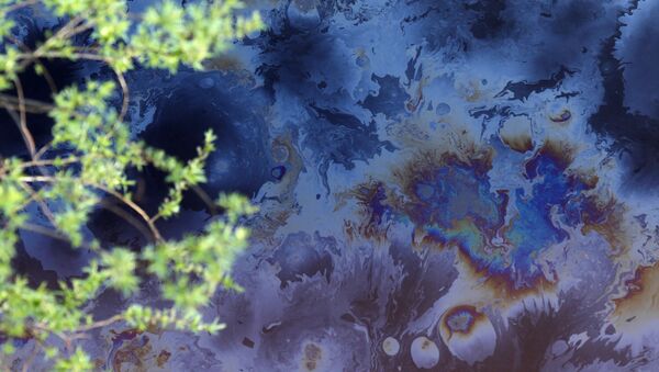 Una mancha de petróleo en un río (imagen referencial) - Sputnik Mundo