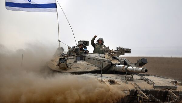 Soldados israelíes a bordo de un tanque (archivo) - Sputnik Mundo