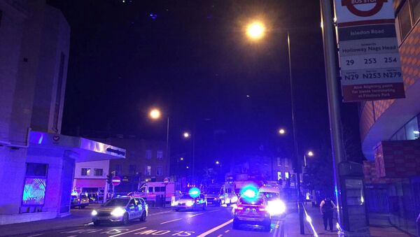 Police are seen near Finsbury Park as British police say there are casualties after reports of vehicle colliding with pedestrians in North London, Britain - Sputnik Mundo