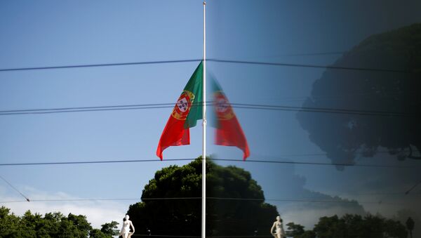 La bandera de Portugal ondea a media asta en honor de las víctimas de los incendios forestales - Sputnik Mundo